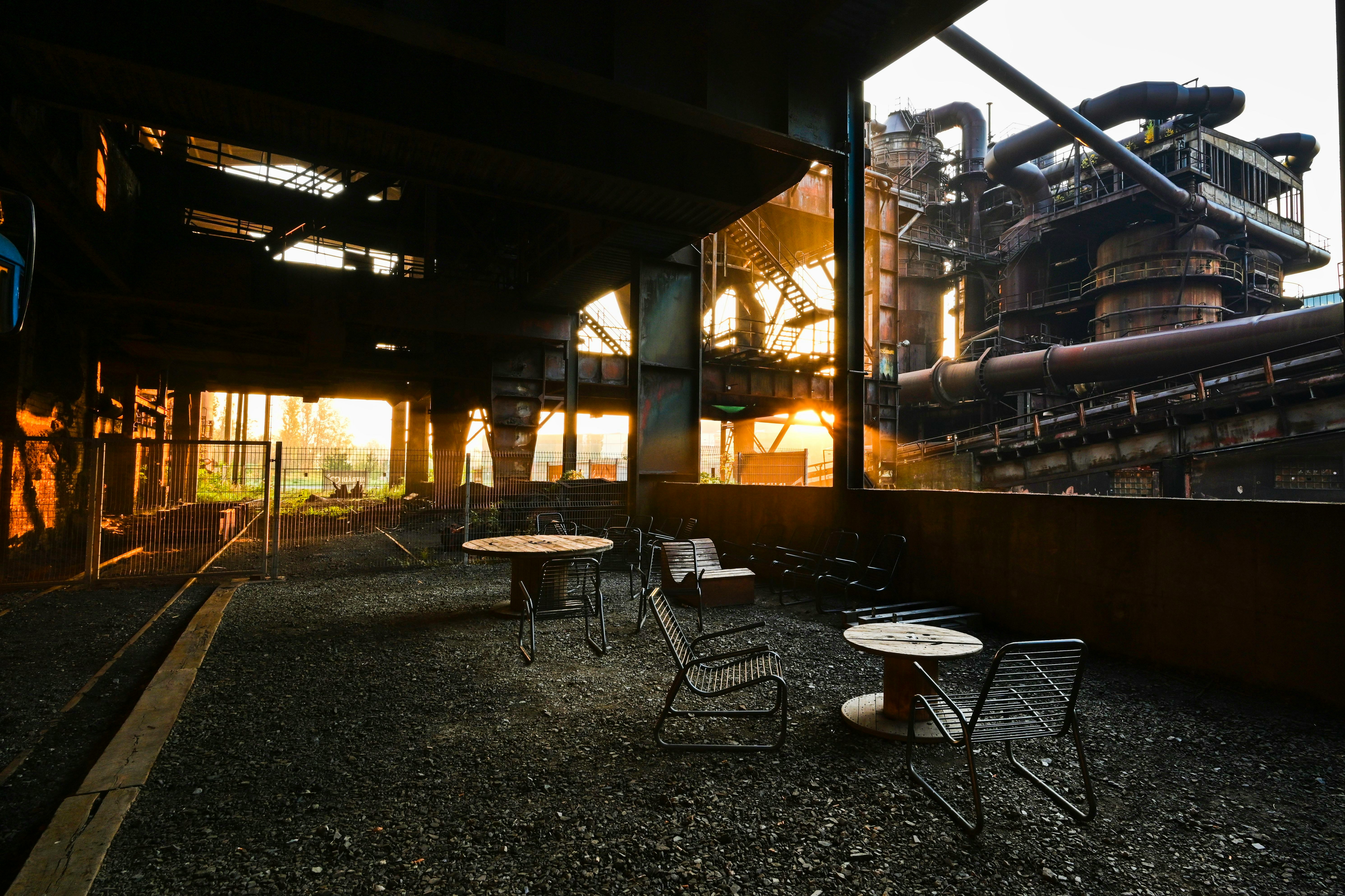 https://unsplash.com/photos/a-group-of-tables-and-chairs-outside-5EQRPrOraxA