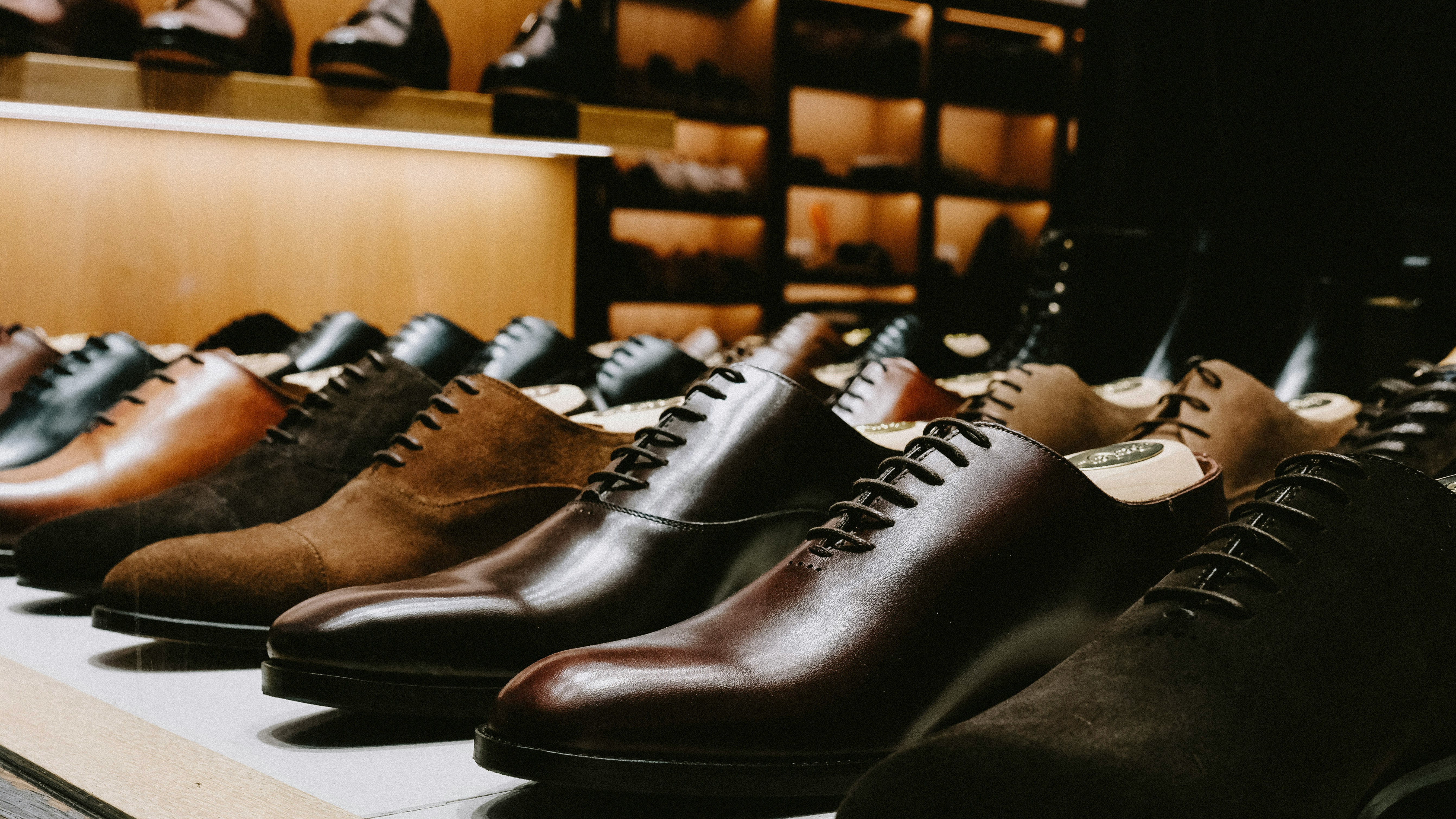 Display of handcrafted leather shoes in a showroom, representing the footwear industry, leather craftsmanship and manufacturing innovation.