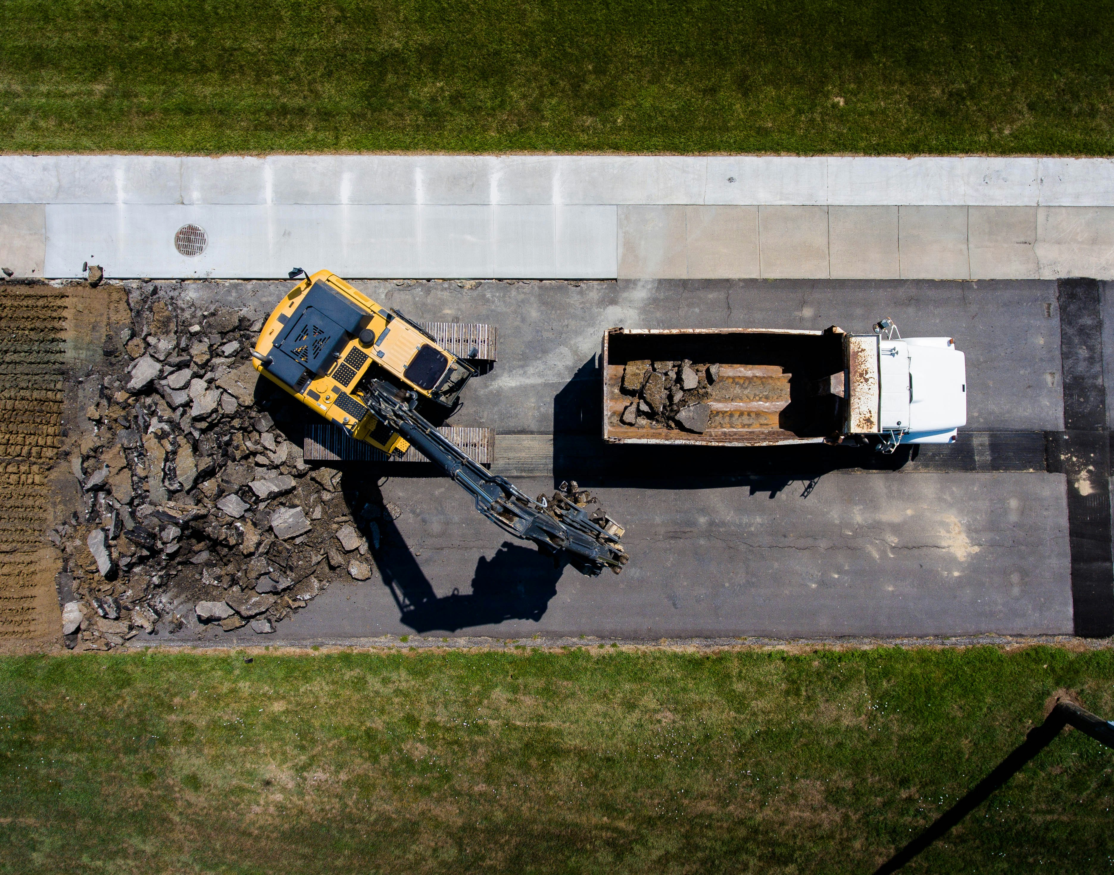 This picture describes road demolition and material recovery activities.