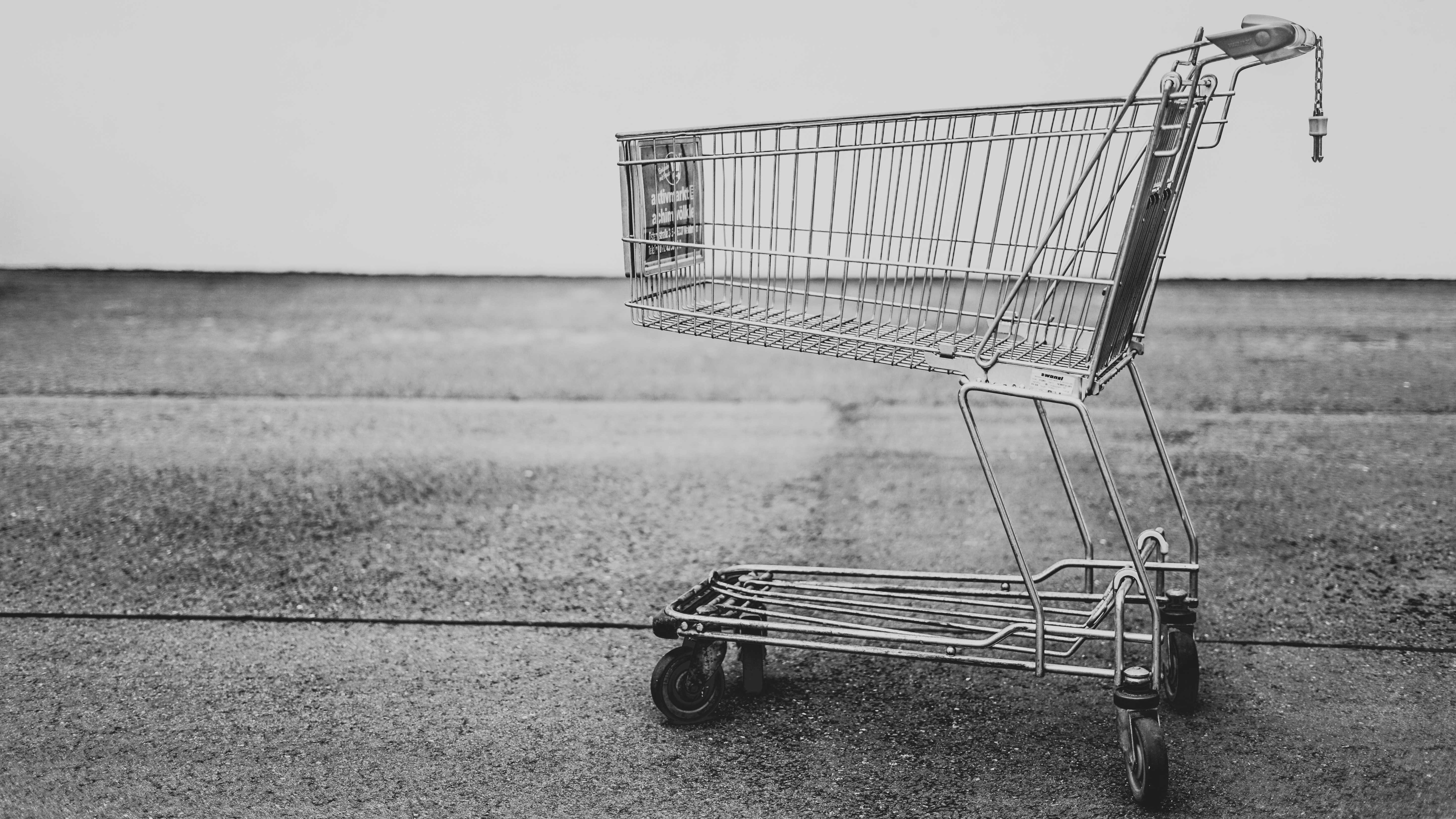 The photo presents a shopping cart.
