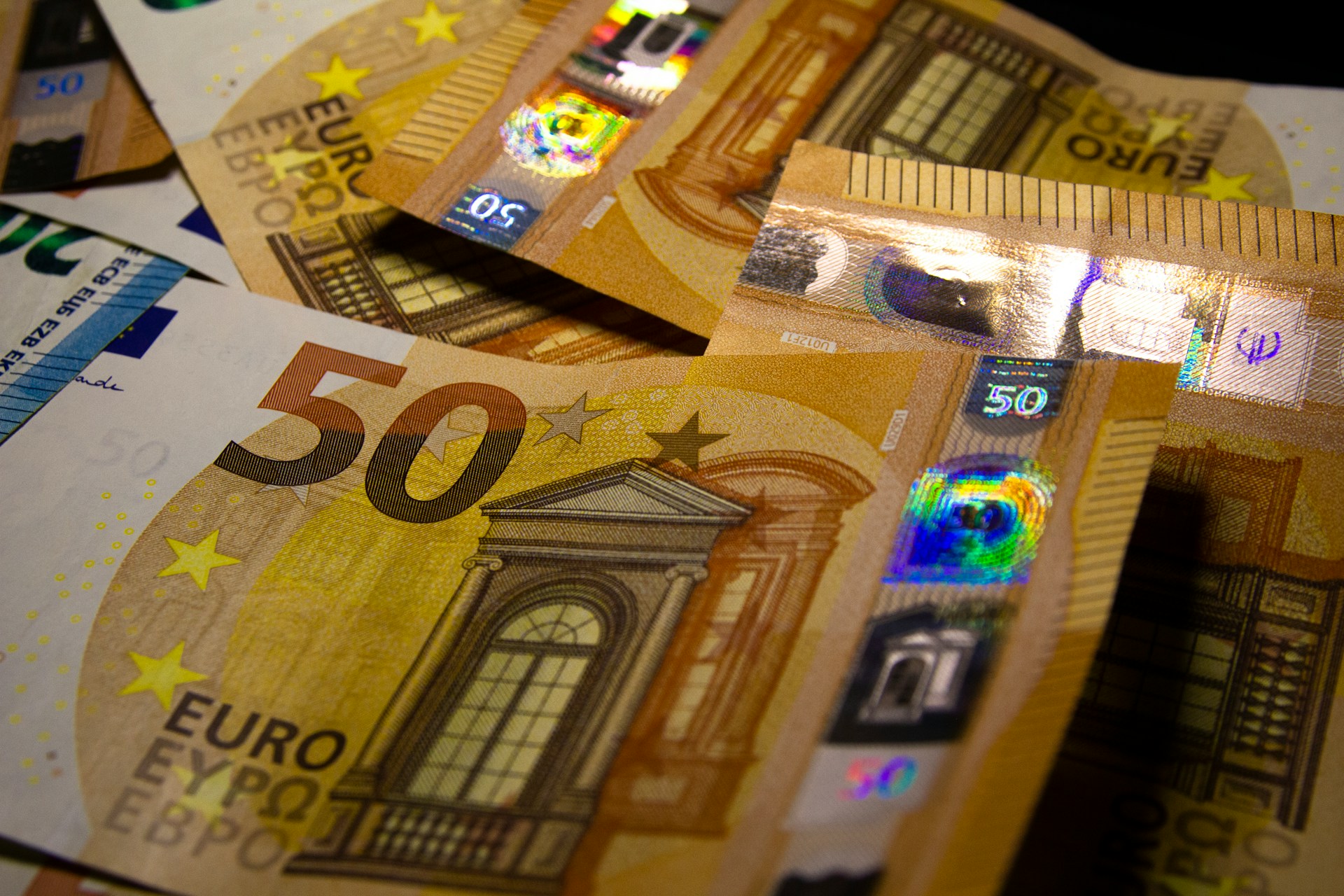 The photo presents €50 banknotes.