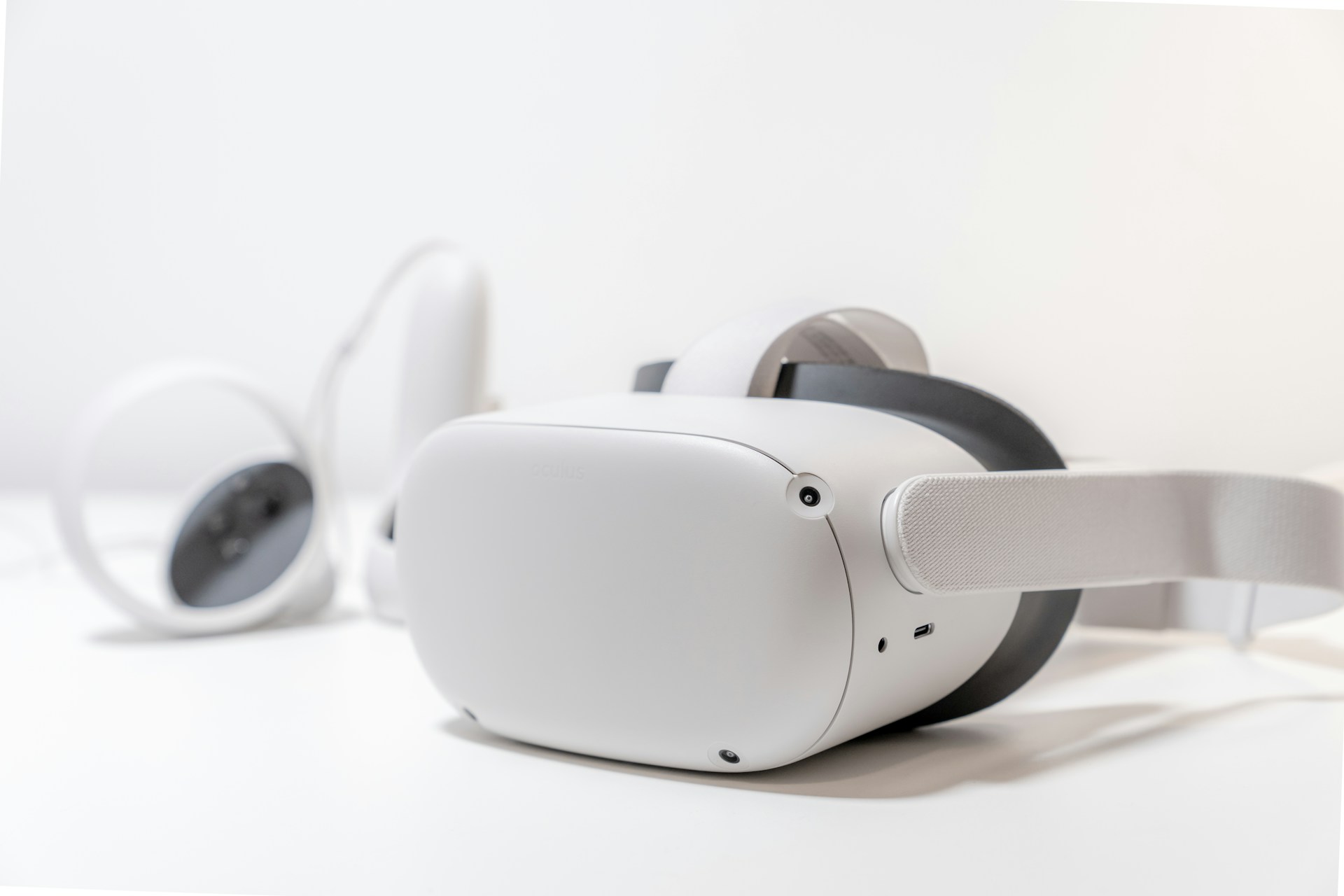 The photo presents a virtual reality headset with controllers.