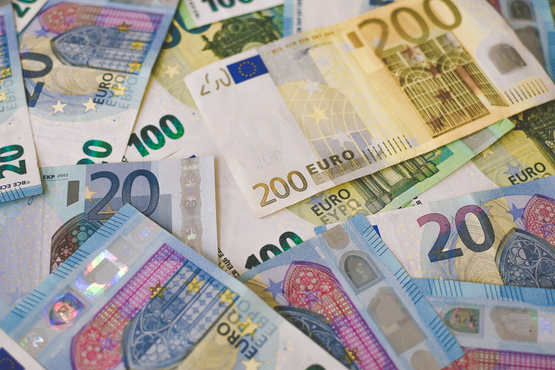 The photo presents scattered euro banknotes.