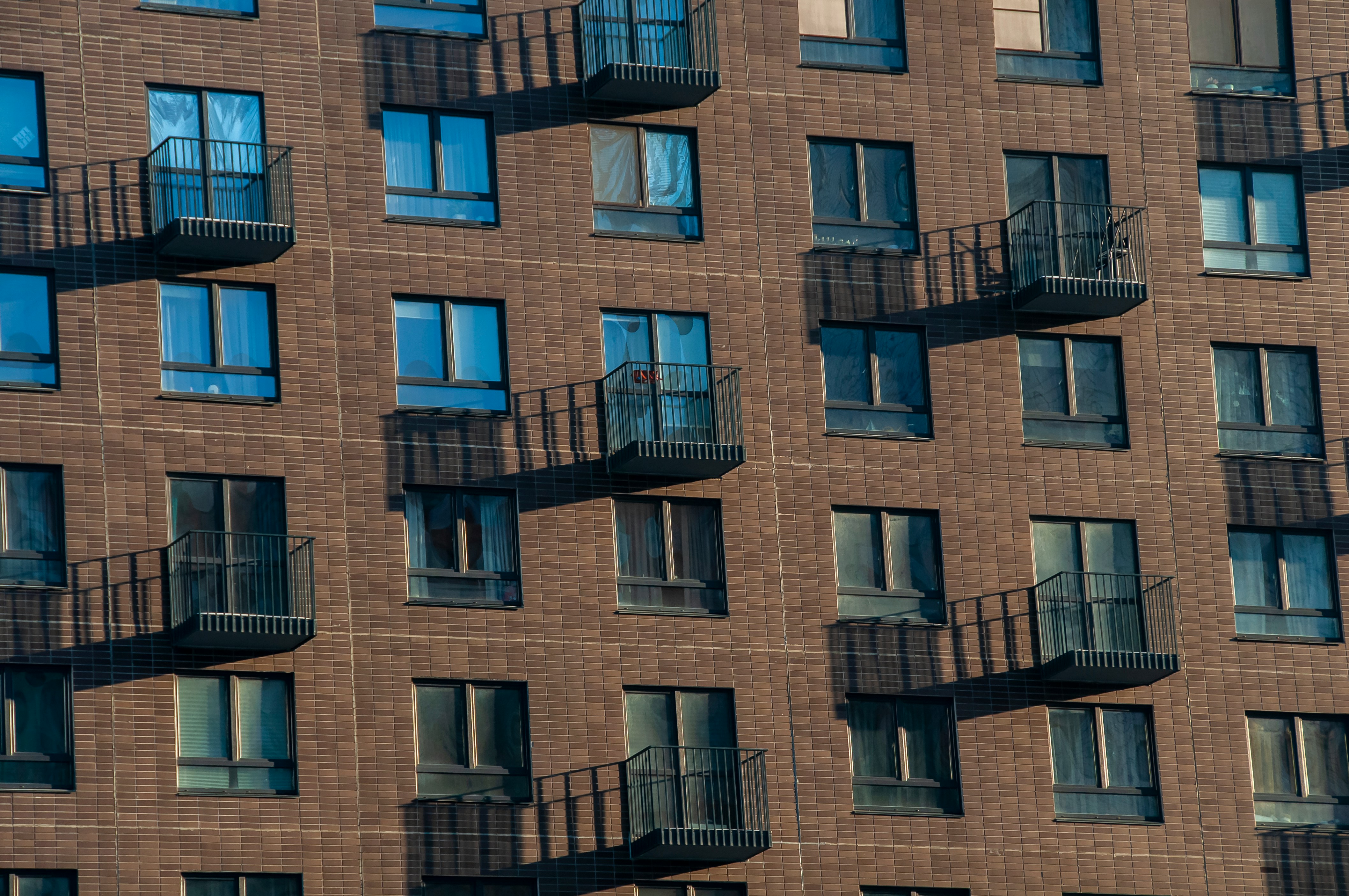 The picture shows the facade of a modern residential apartment building.