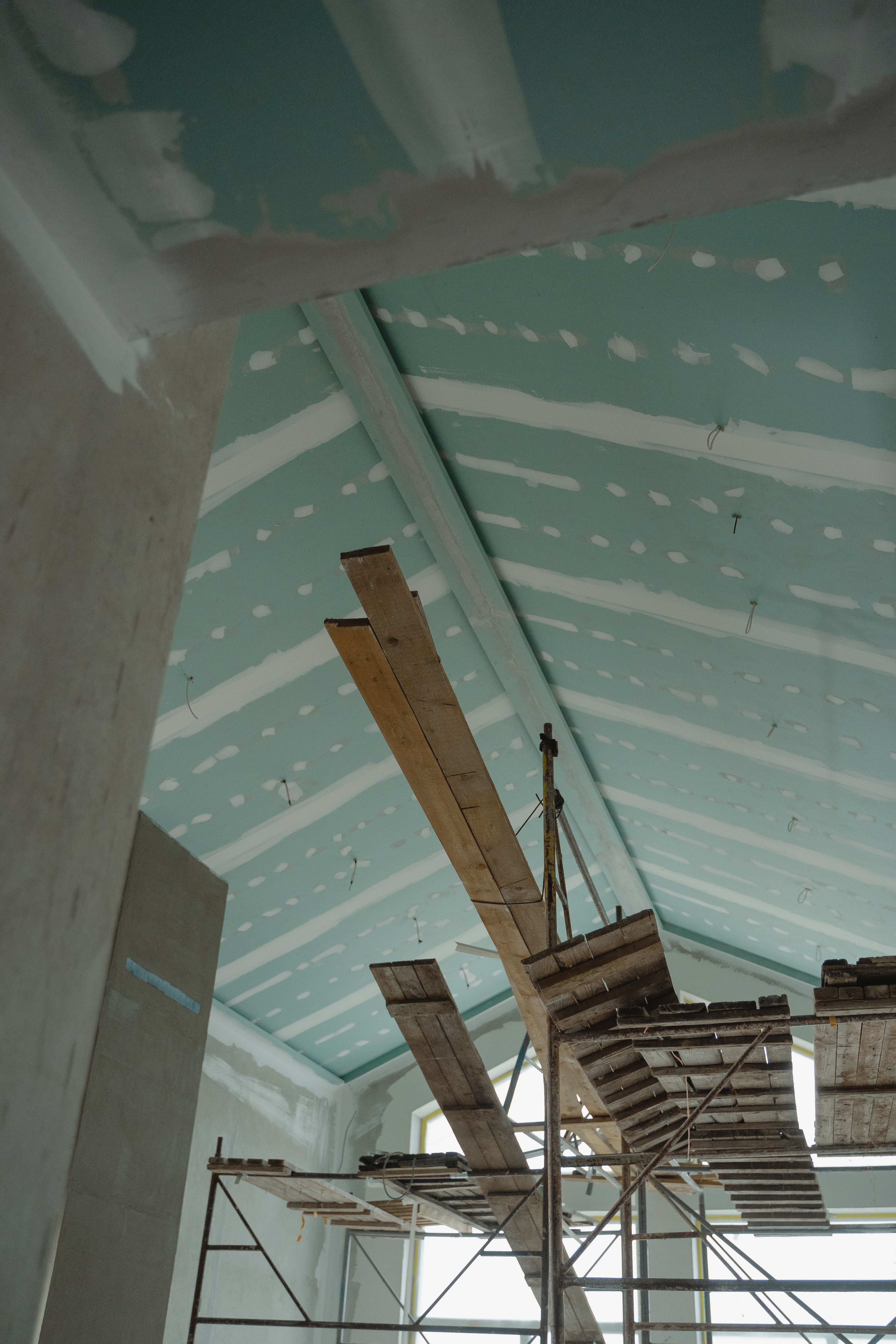 The picture describes the interior of a building undergoing construction or renovation.