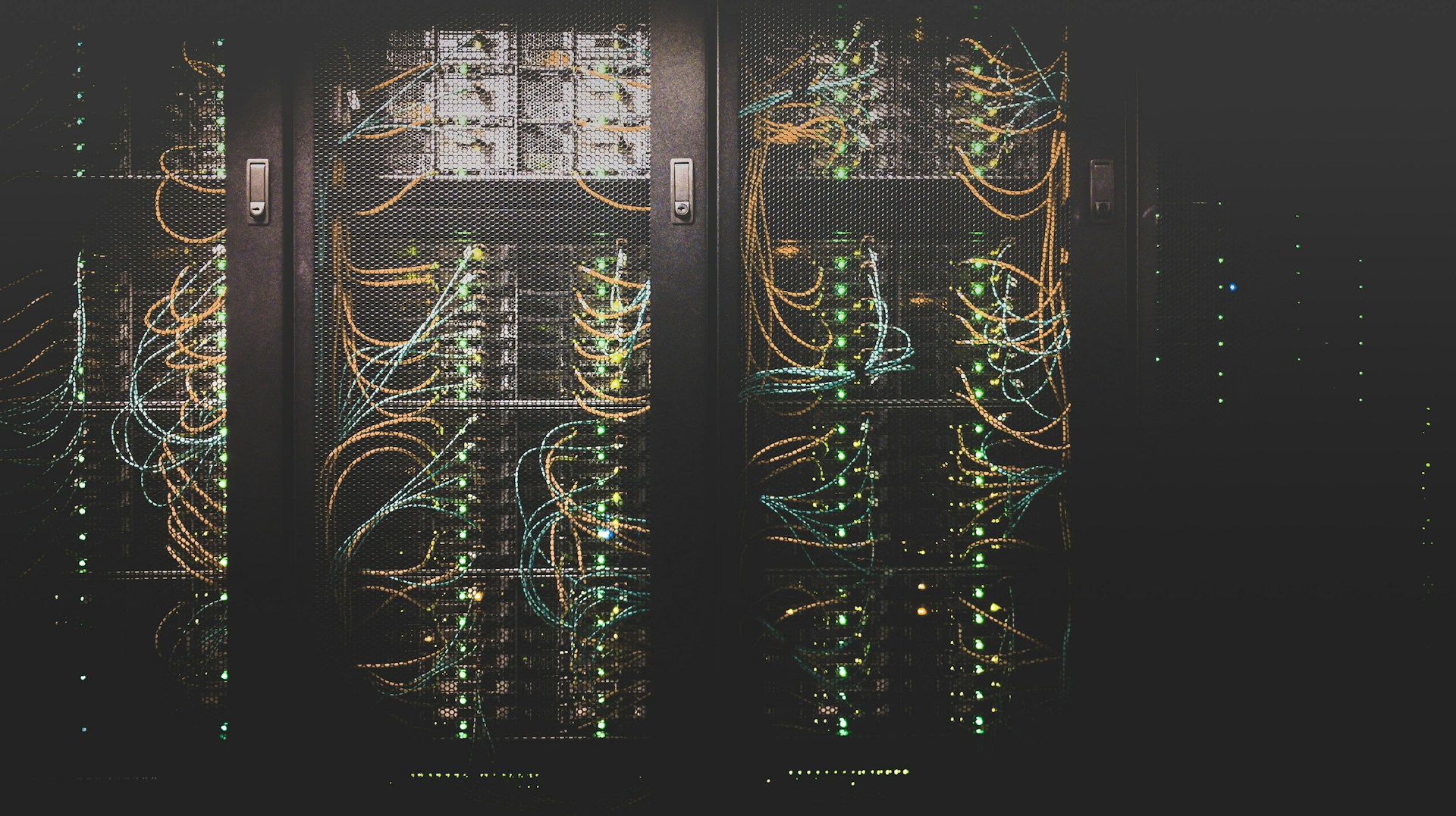 The photo presents servers in a data centre.