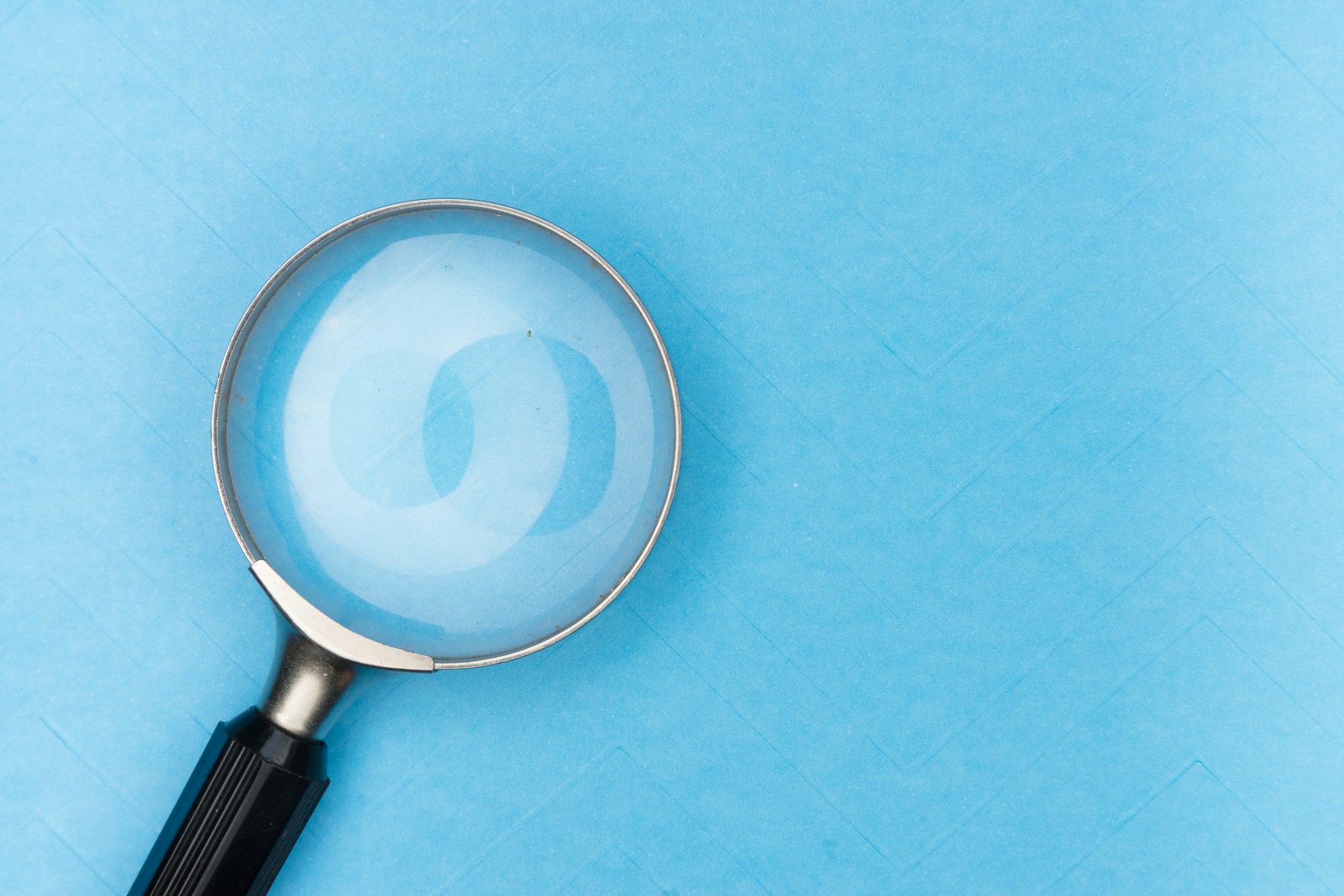 The photo presents a magnifying glass.