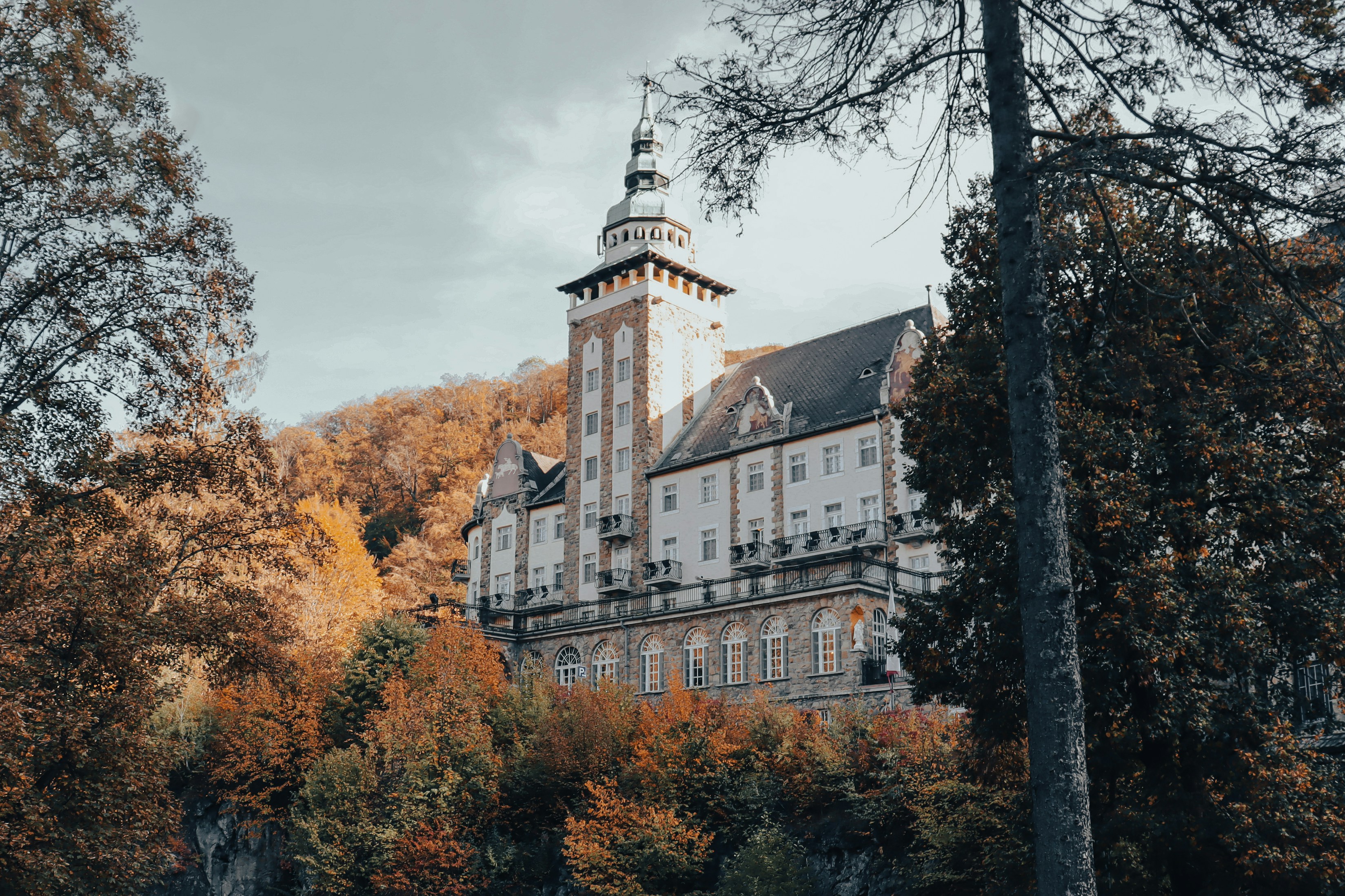 An illustrative photo of a tall building.