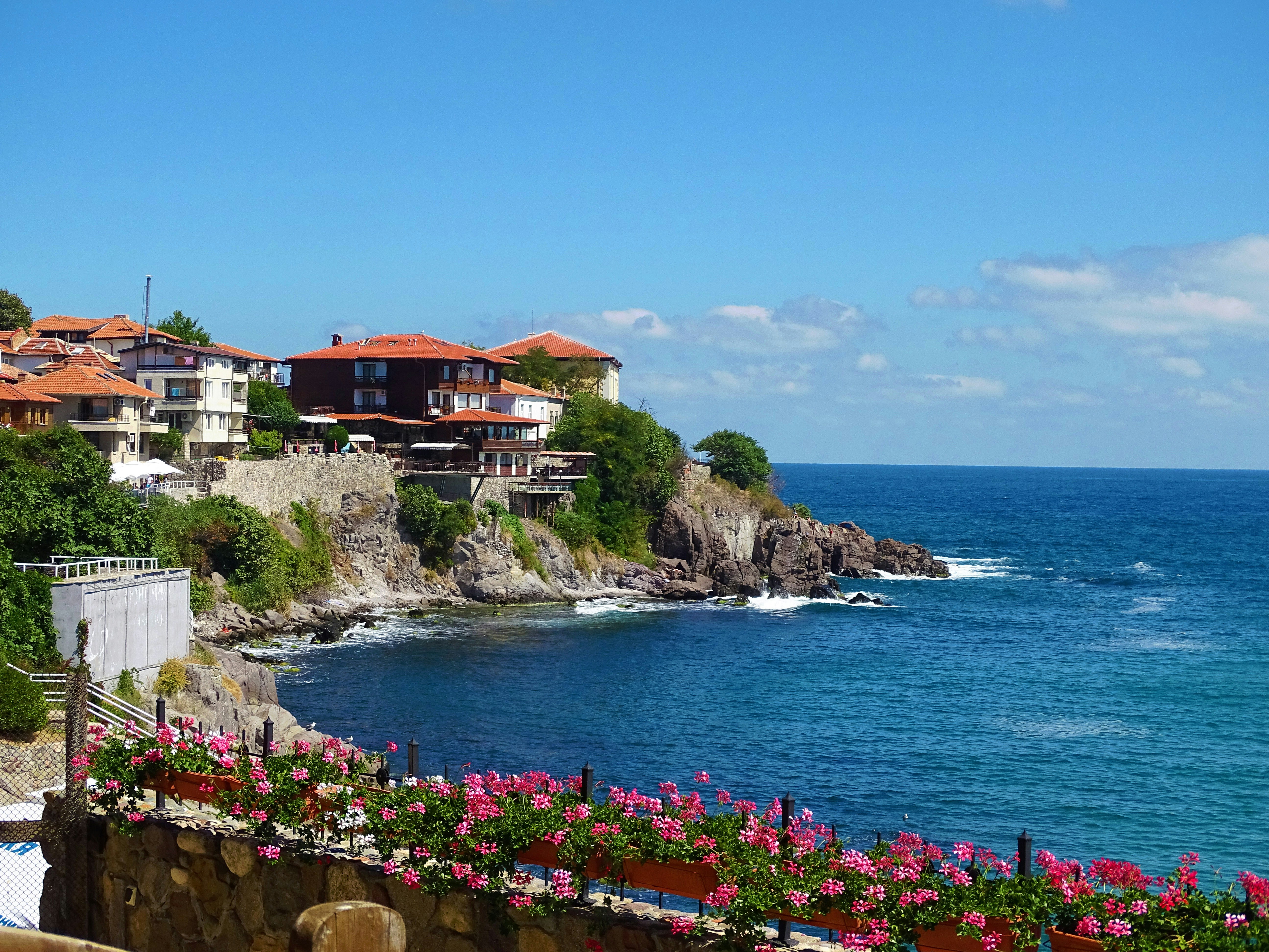 An illustrative photo of houses near body of water.