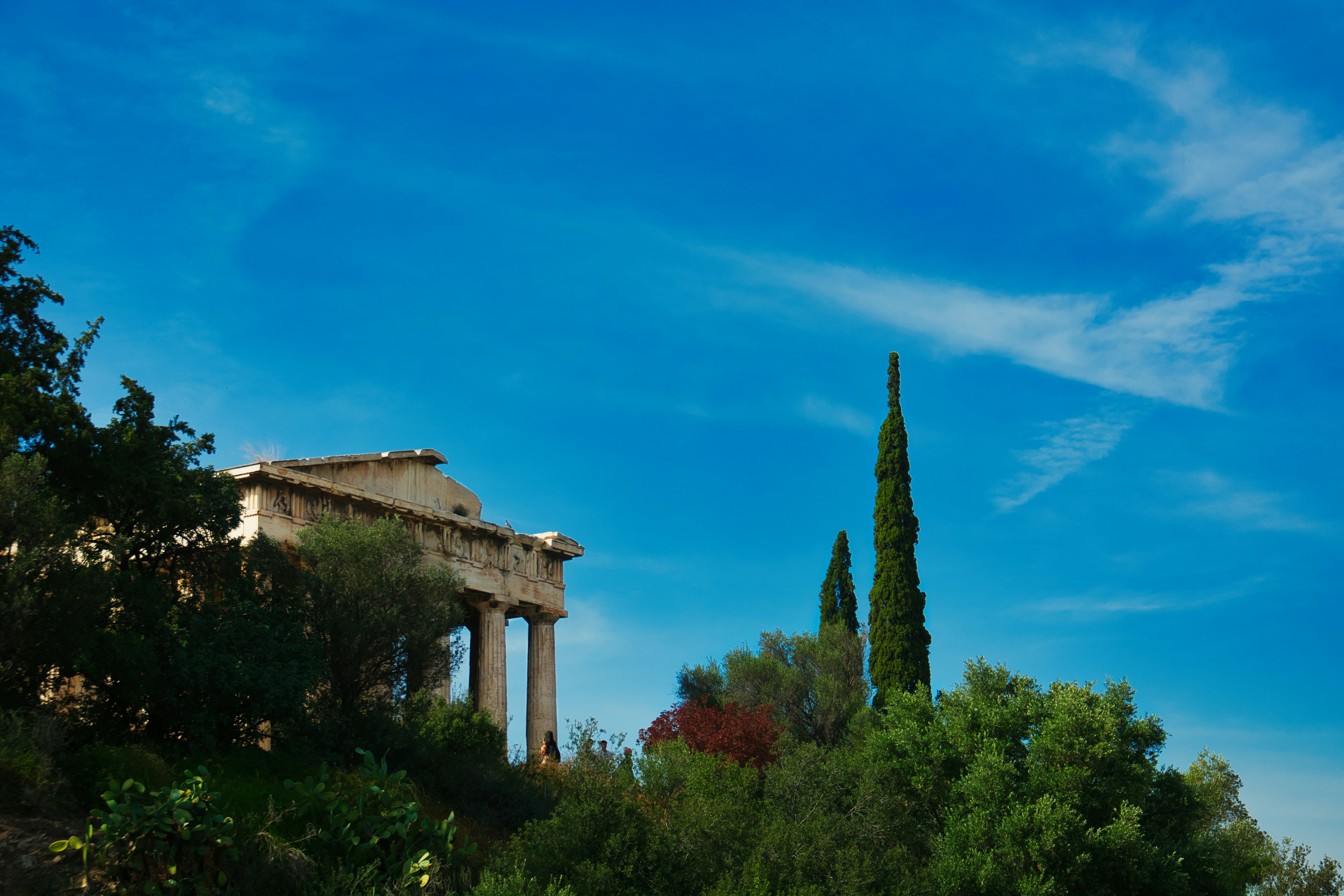 An illustrative photo of a building with columns.