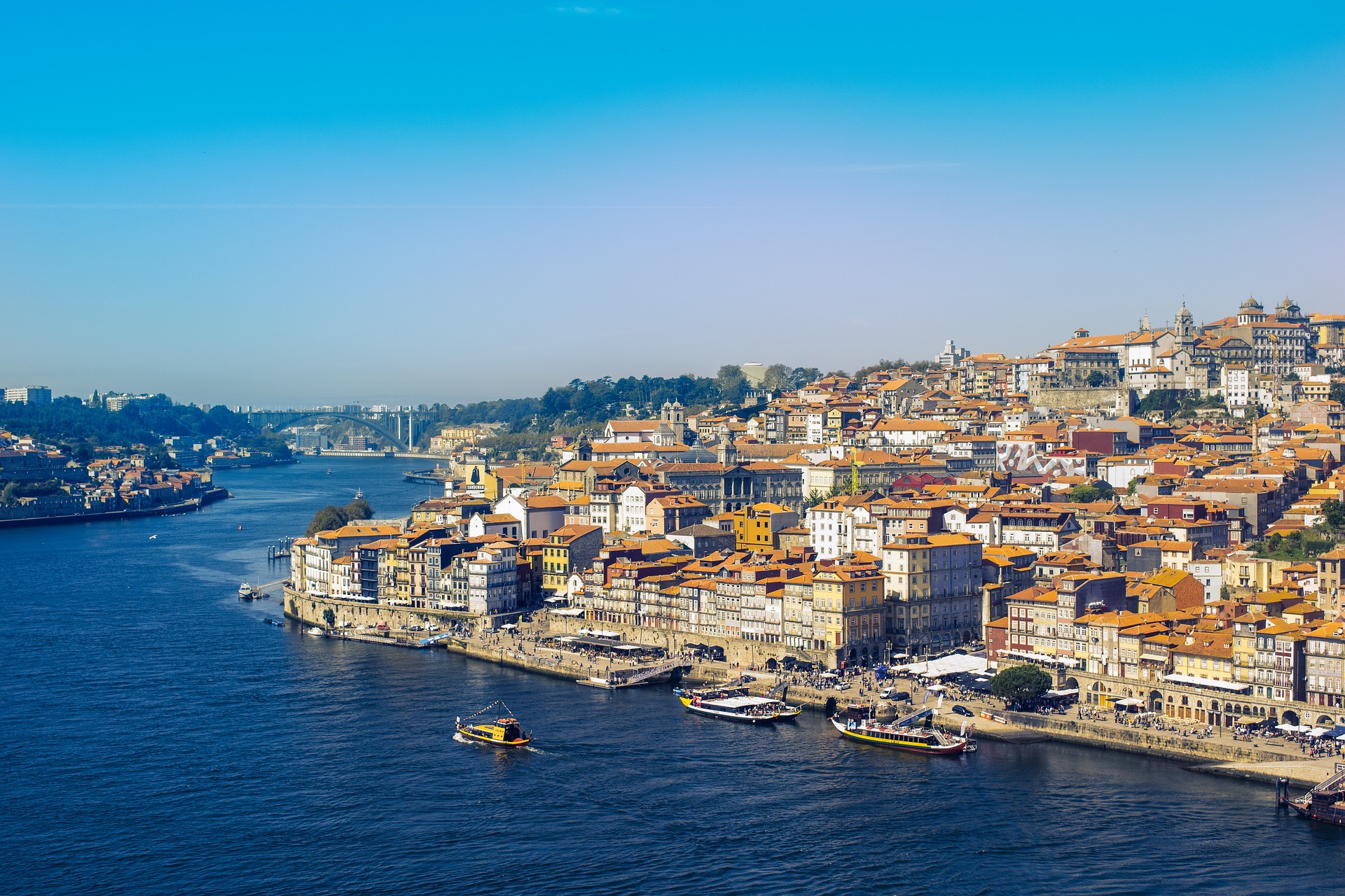 An illustrative photo of the river and the city.