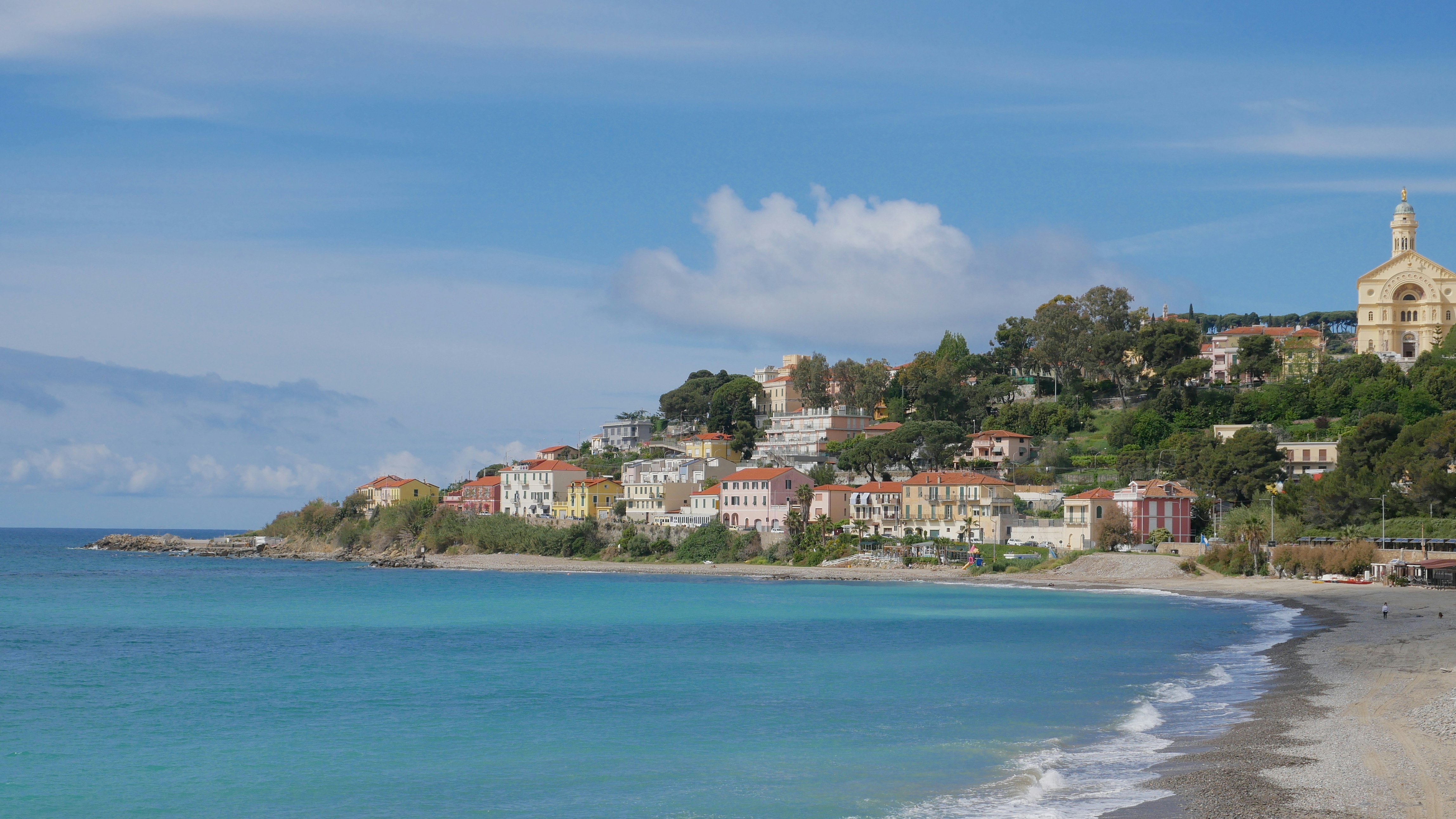 An illustrative photo of houses near sea.