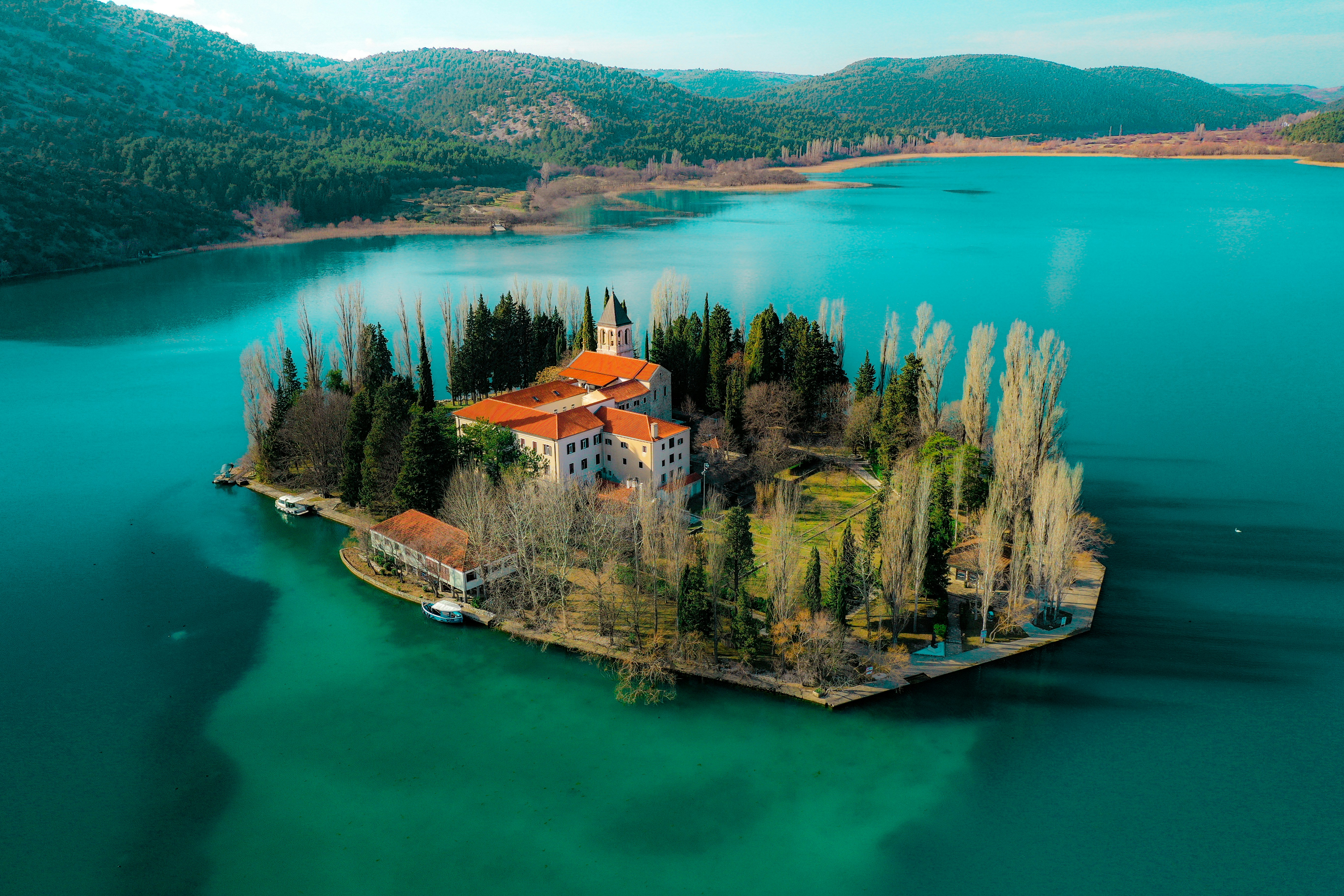 An illustrative photo of an island in the middle of the lake