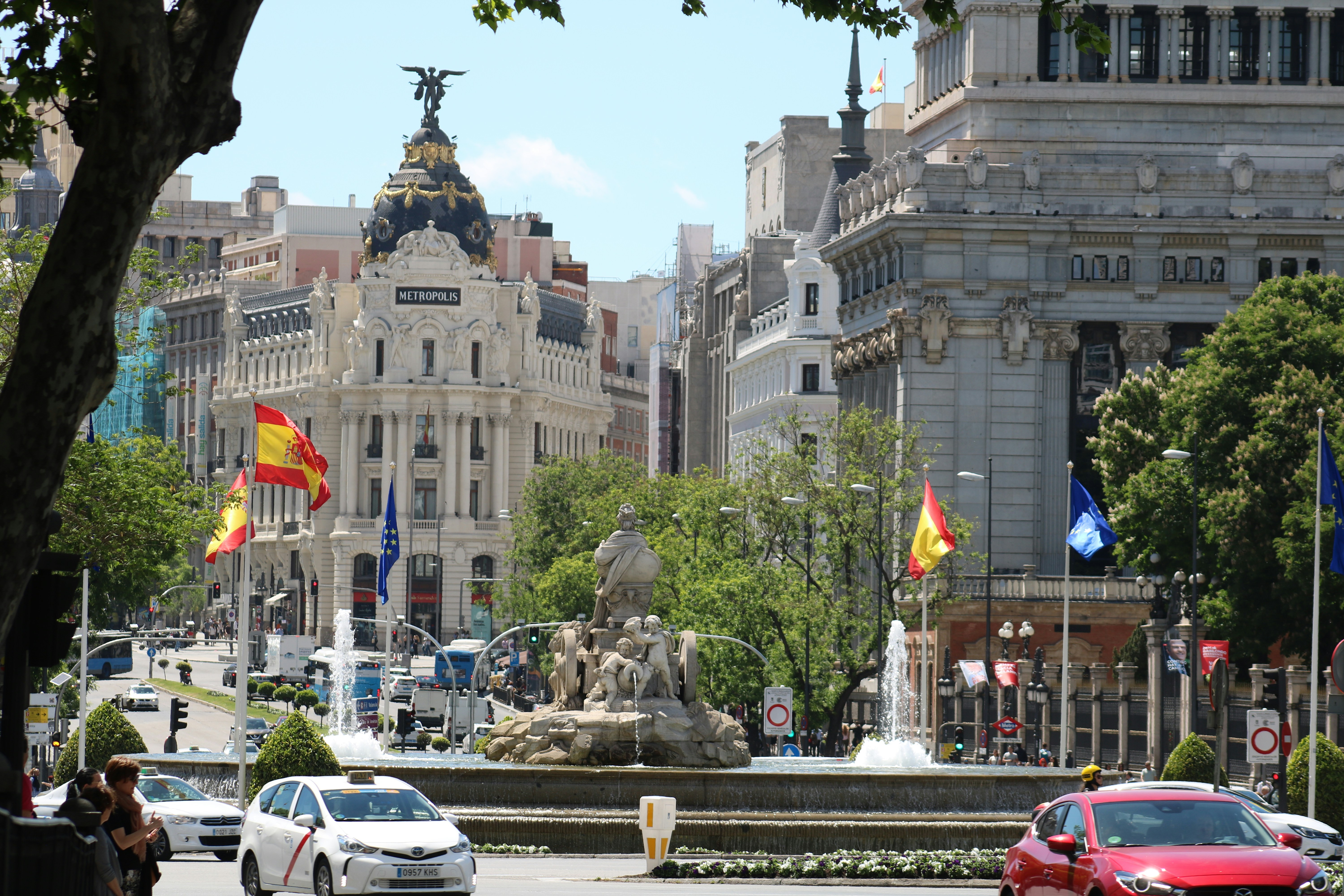 Image by Unsplash An illustrative photo of cars on a road near a fountain.