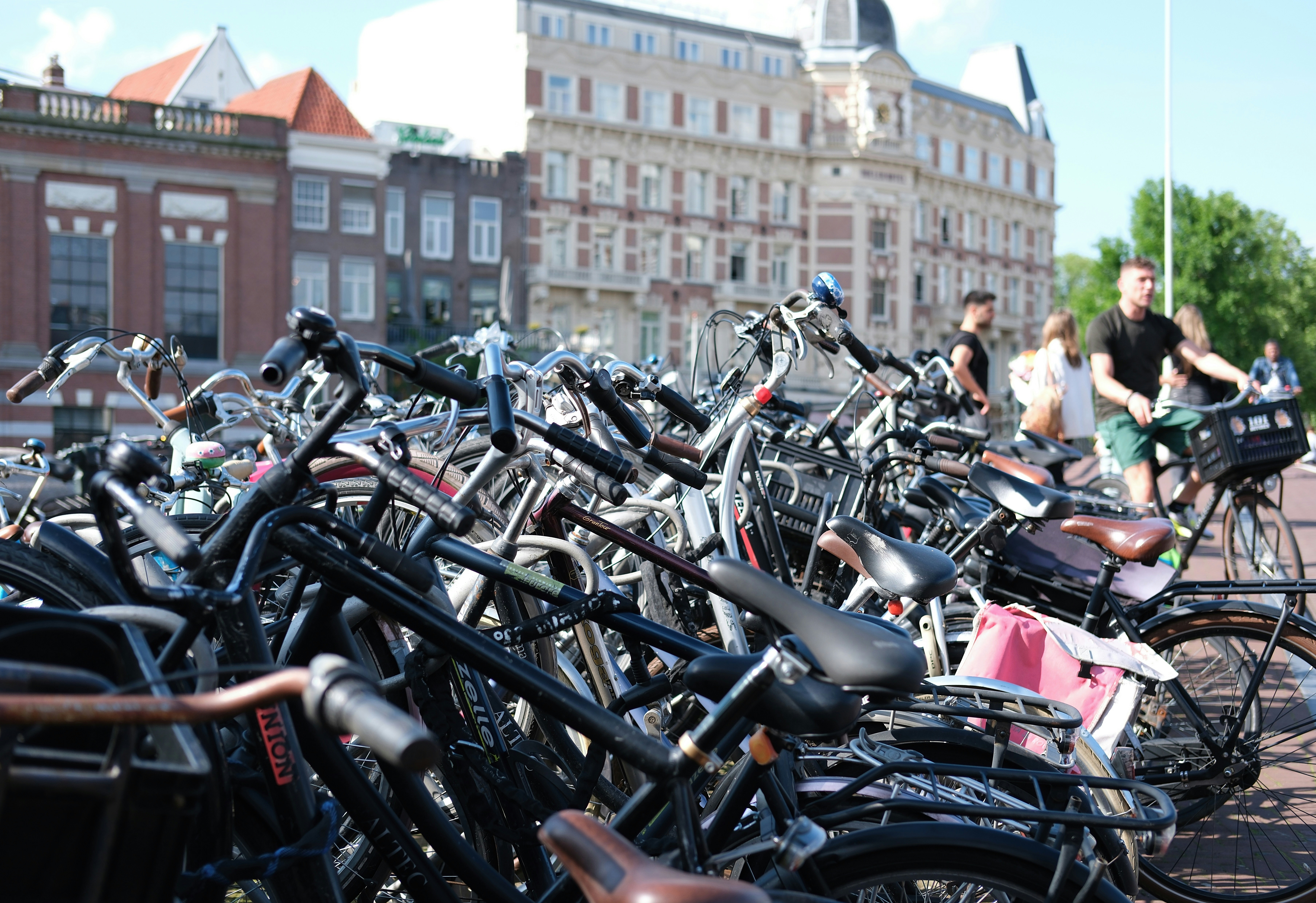 A bunch of bikes parked next to eachother