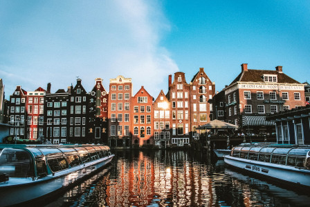 houses-near-body-of-water