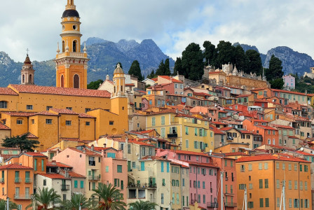 colorful-buildings-on-a-hillside-with-mountains-behind