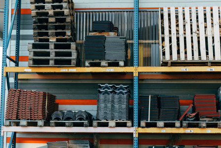 The picture shows construction materials that can contribute to more circular and resource-efficient building practices.