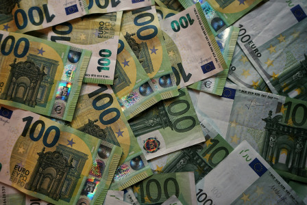 The photo presents €100 banknotes.
