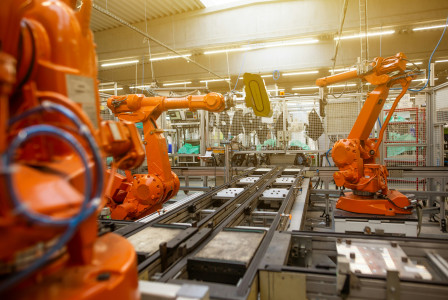 The picture shows automated production equipment in an industrial facility.