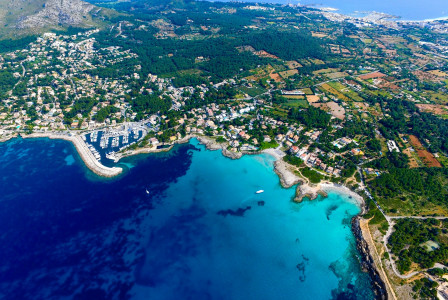 The photo shows an aerial view of a coastal area in Mallorca, Spain.