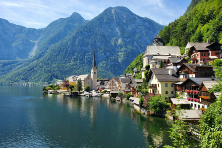The photo shows Hallstatt City, Austria.