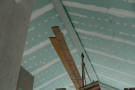 The picture describes the interior of a building undergoing construction or renovation.