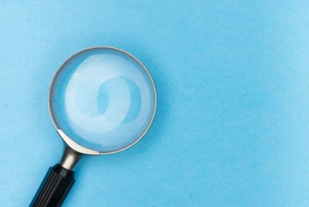 The photo presents a magnifying glass.