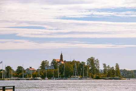 An illustrative photo of a large body of water with boats.