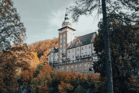 An illustrative photo of a tall building.