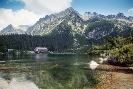 An illustrative photo of a mountain lake with clear water.