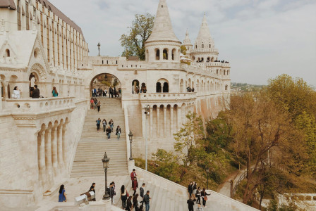 Photo by Pexels An illustrative photo of tourists at a castle.