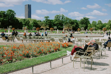 An illustrative photo of relaxation in Luxembourg Gardens with lush greenery
