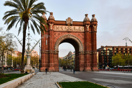 An illustrative photo of the arch of Barcelona.