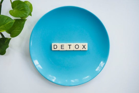 An illustrative photo of a round plate with the word “Detox”
