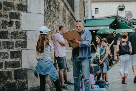 Photo by Unsplash An illustrative photo of a street artist drawing a girl in Paris