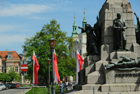 An illustrative photo of a statue standing on a town square.