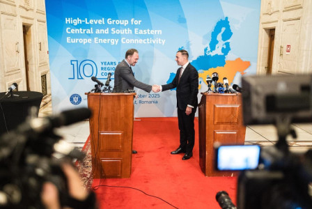 Commissioner shaking hands with country representative during press conference Commissioner shaking hands with country representative during press conference