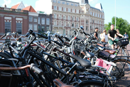 A bunch of bikes parked next to eachother