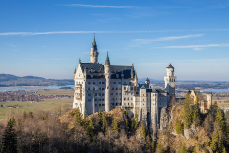 neuschwanstein-castle-stands-proudly-against-the-blue-sky