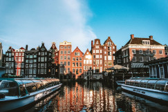 houses-near-body-of-water