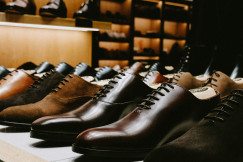 Display of handcrafted leather shoes in a showroom, representing the footwear industry, leather craftsmanship and manufacturing innovation.