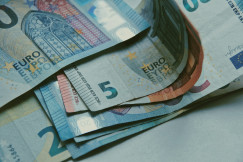 The photo presents several euro banknotes.