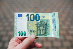 The photo presents a €100 banknote.