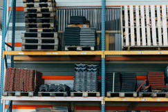 The picture shows construction materials that can contribute to more circular and resource-efficient building practices.