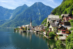 The photo shows Hallstatt City, Austria.