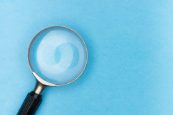 The photo presents a magnifying glass.