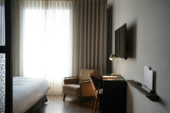 The photo presents a modern hotel room.
