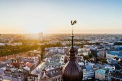 An illustrative photo of a city during either sunrise or sunset.