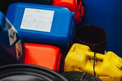 An illustrative photo of yellow and blue plastic containers
